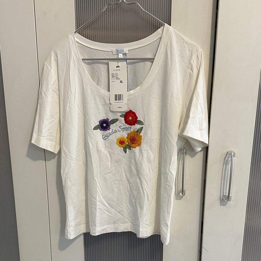 Escada 190$ NWT flower embellished Tee